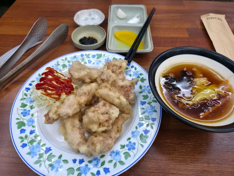 테이블 위에 놓인 탕수육