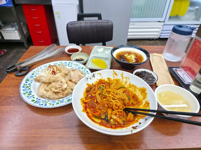 볶음짬뽕과 탕수육 한 상 차림