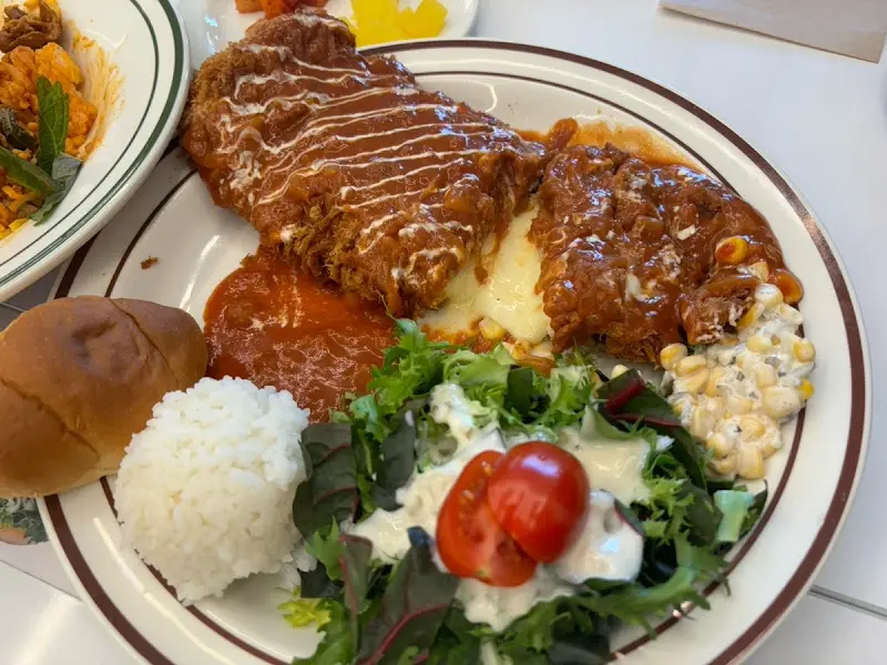 치즈가 듬뿍 올려진 돈까스