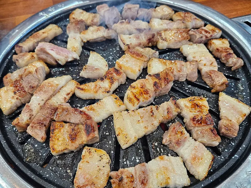 지글지글 구워지고 있는 삼겹살