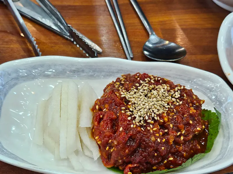 신선하고 톡톡 터지는 식감이 일품인 육회