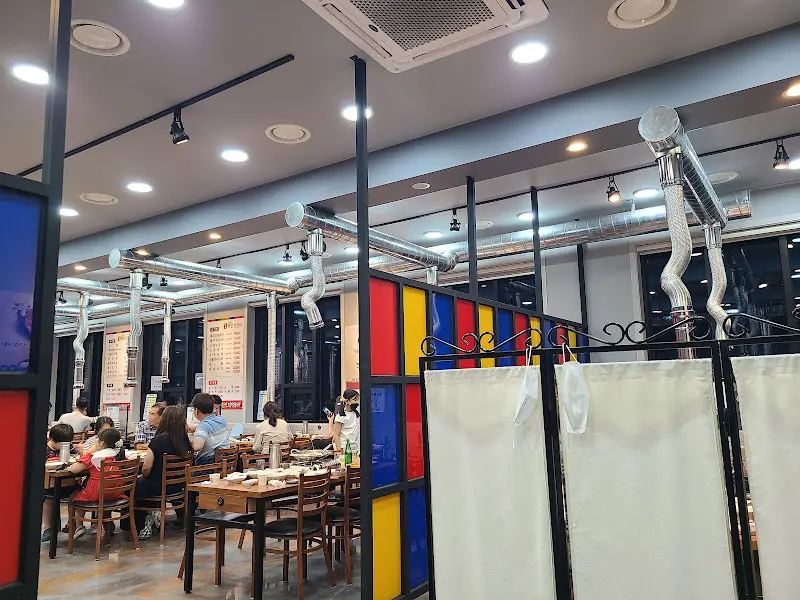 넓고 테이블 간 간격도 넓어서 편안하게 식사할 수 있는 내부 공간