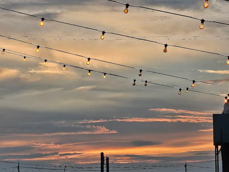 저녁 노을 아래 은은하게 빛나는 조명