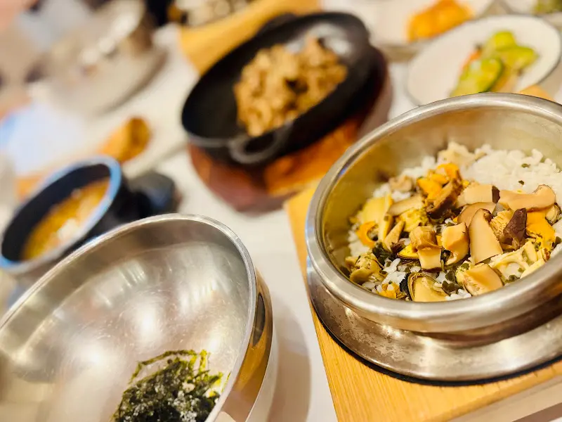 솥밥 디테일 샷, 윤기가 좔좔!