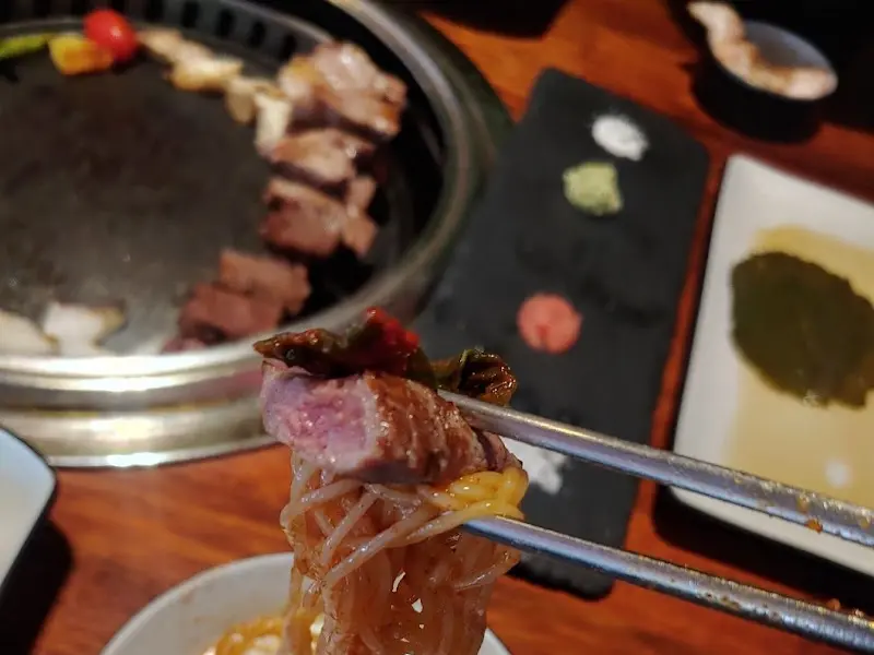 스테이크와 비빔국수