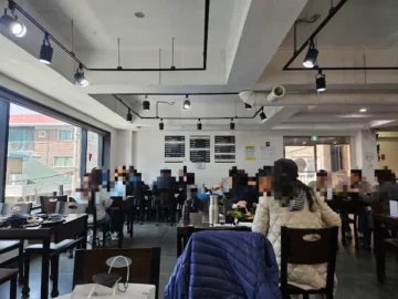 정겨운 손맛이 그리울 때, 고향의 맛을 담은 백반 한 상 – OO식당에서 만나는 동네 맛집의 행복 (OO지역)