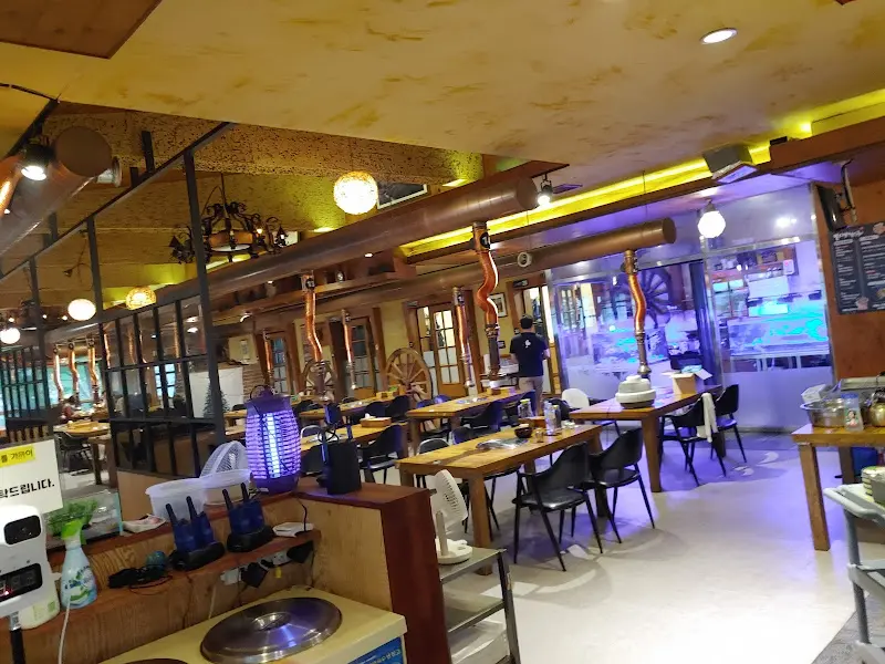 넓고 테이블 간 간격이 넓은 식당 내부