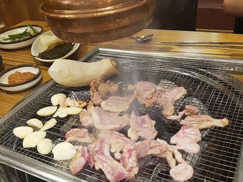 숯불에 구워지는 삼겹살