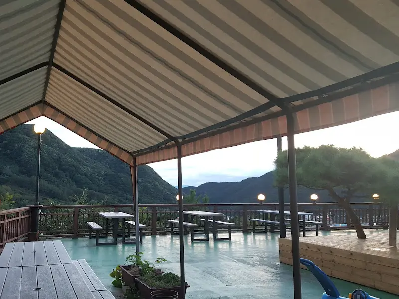 식당 외부 테이블 좌석