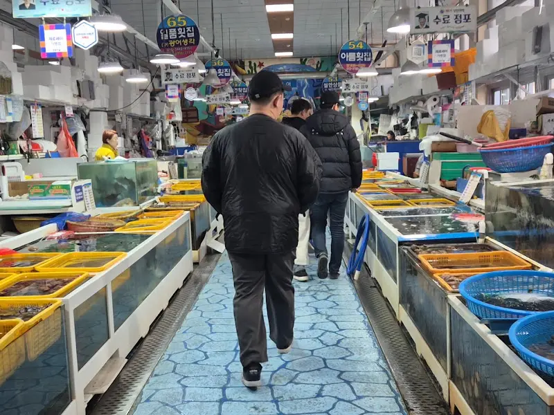 활기 넘치는 시장 내부