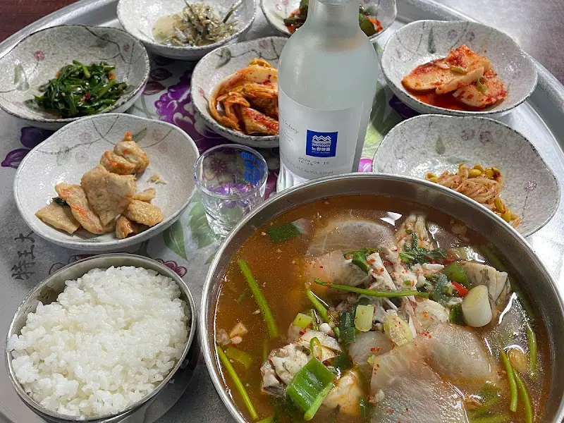 쥐치매운탕과 밑반찬, 소주