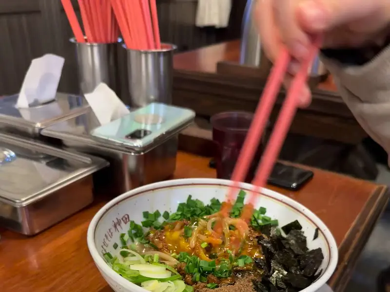 마제소바 먹는 모습