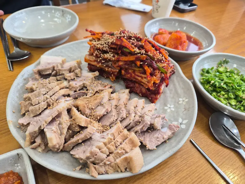 윤기가 좔좔 흐르는 보쌈과 김치의 환상적인 조합