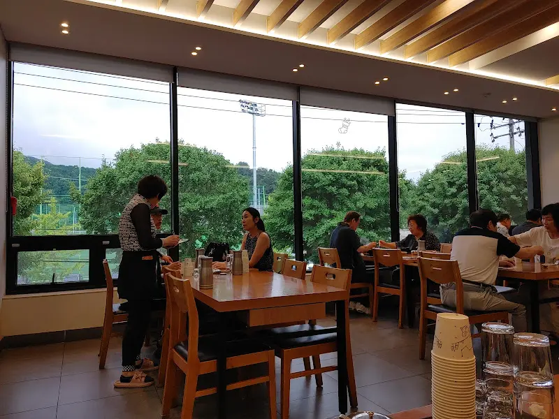 넓고 깨끗한 실내