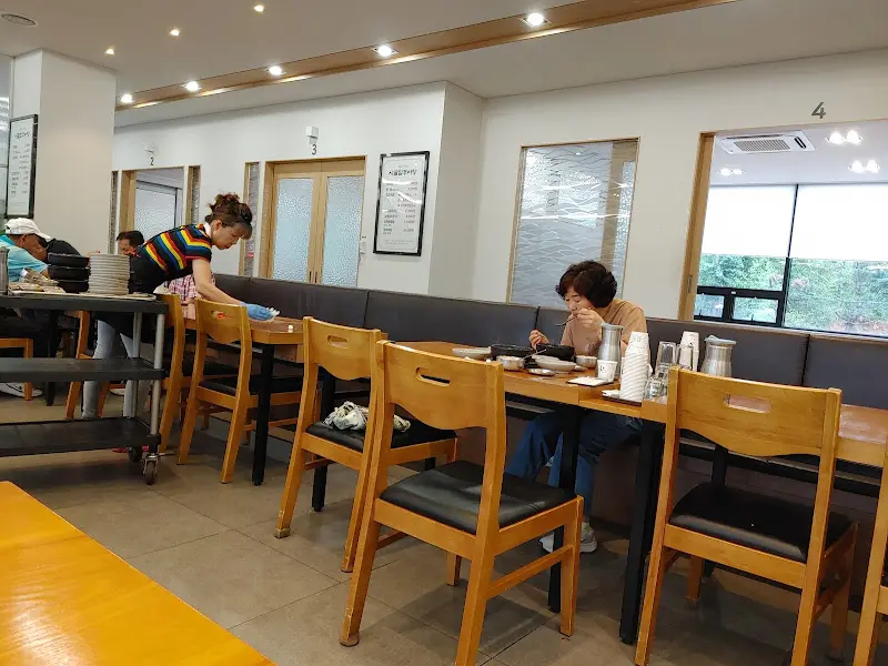 테이블 간 간격이 넓어서 편안하게 식사 가능