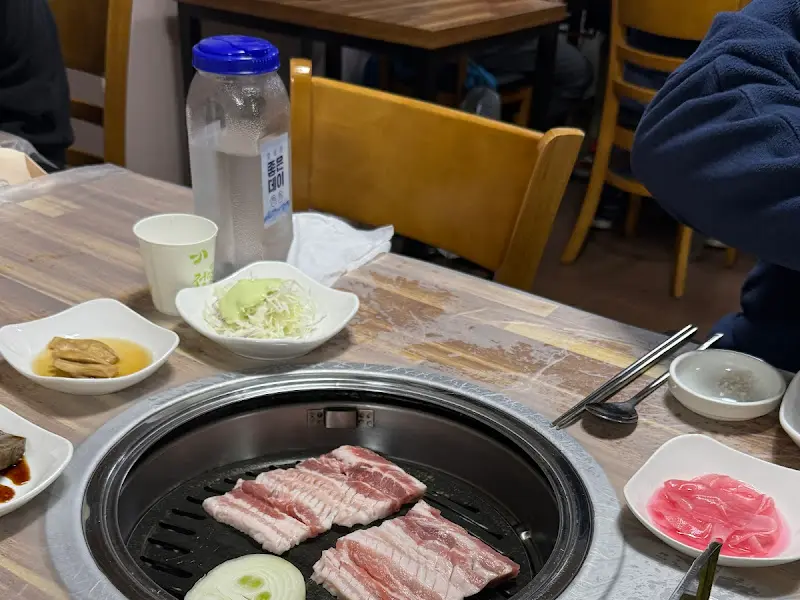 생갈비 굽는 모습