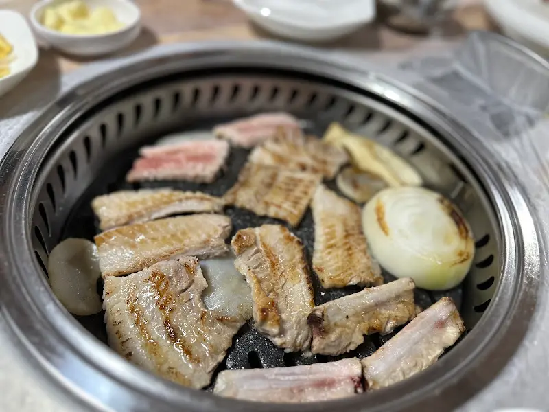 구워진 생갈비와 관자