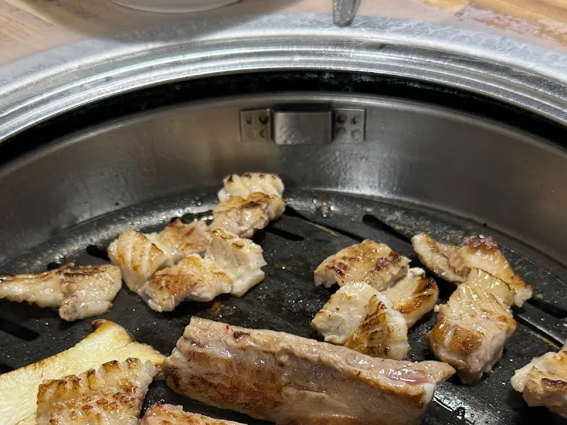 구워진 생갈비 단면