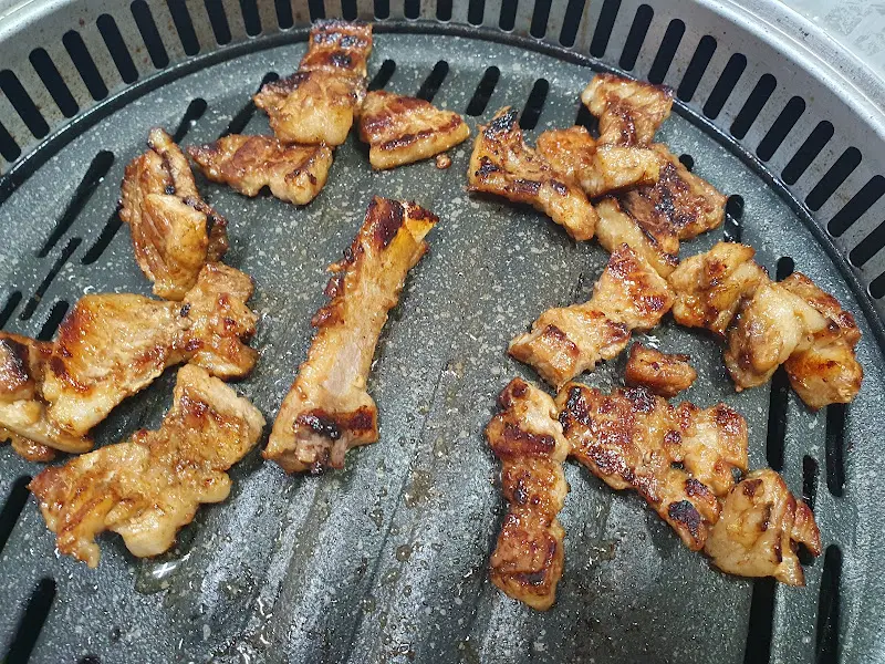 노릇하게 구워진 생갈비