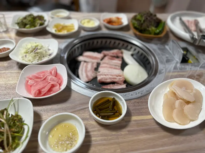 다채로운 밑반찬과 생갈비