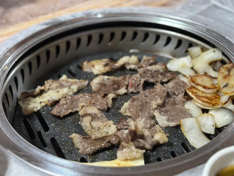 불판위에서 익어가는 고기