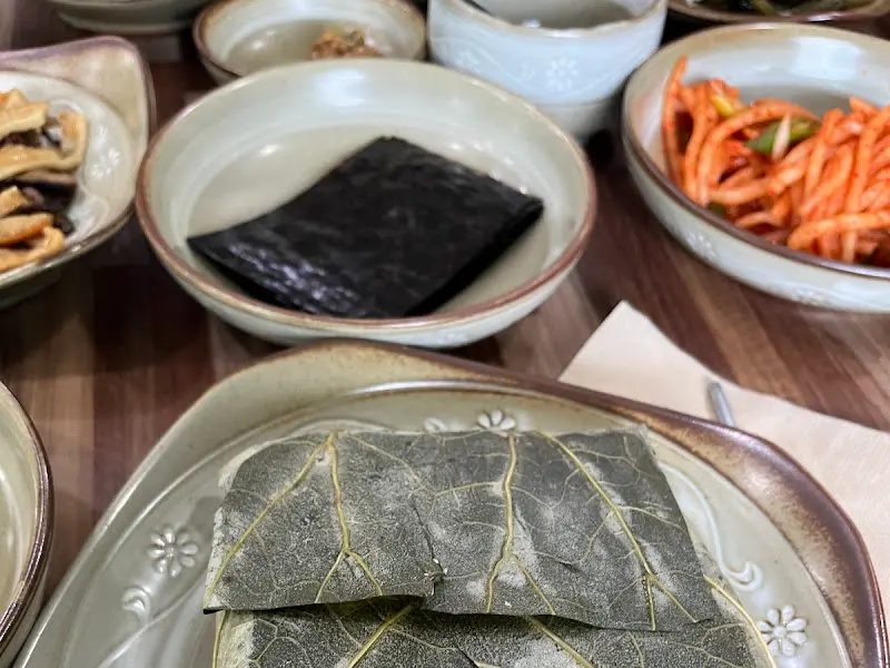 정갈하게 차려진 연잎밥과 반찬들