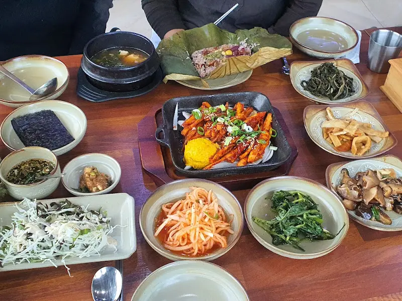 한상 가득 차려진 음식