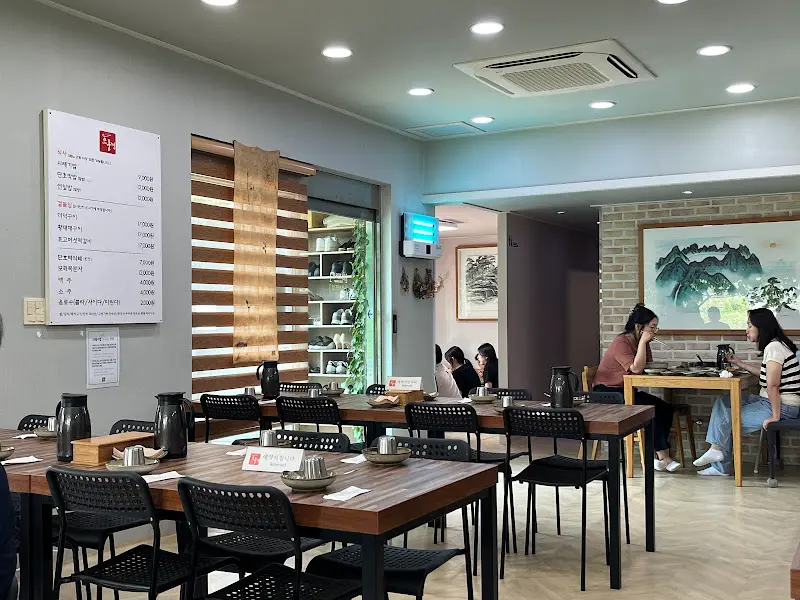 넓은 식당 내부