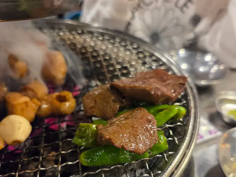 숯불 위에서 익어가는 곱창