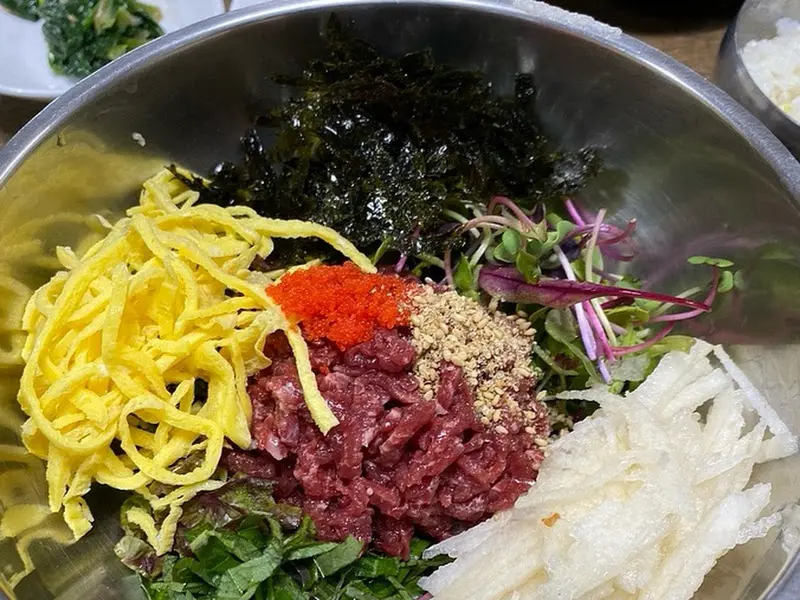 놋그릇에 담겨 더욱 먹음직스러운 육회비빔밥
