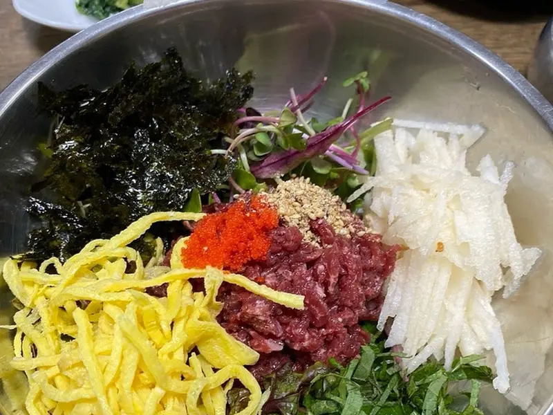 육회, 계란, 김, 채소의 완벽한 조화