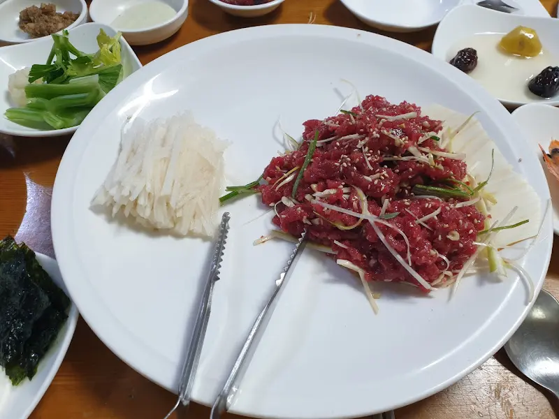 신선함이 눈으로도 보이는 육회