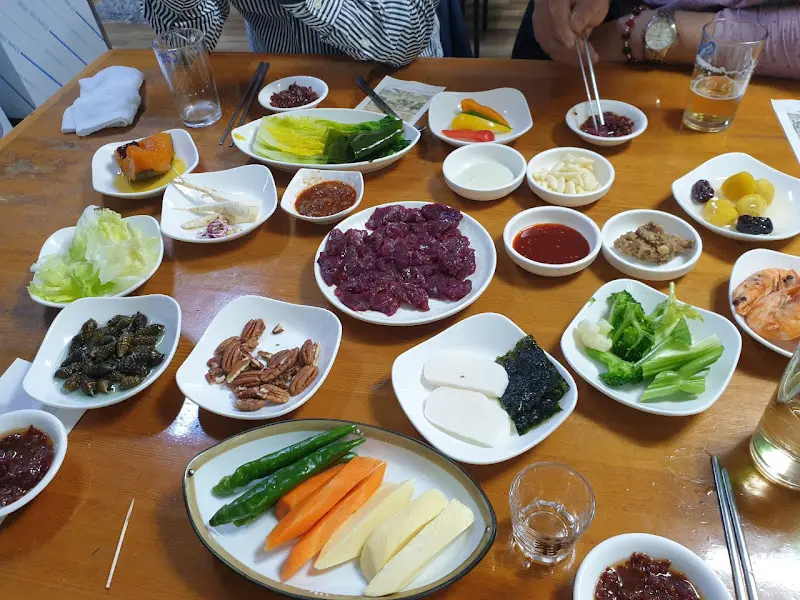 푸짐하게 차려진 밑반찬