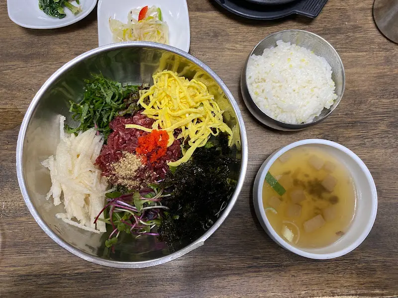 황소식당 육회비빔밥 정갈한 한 상 차림