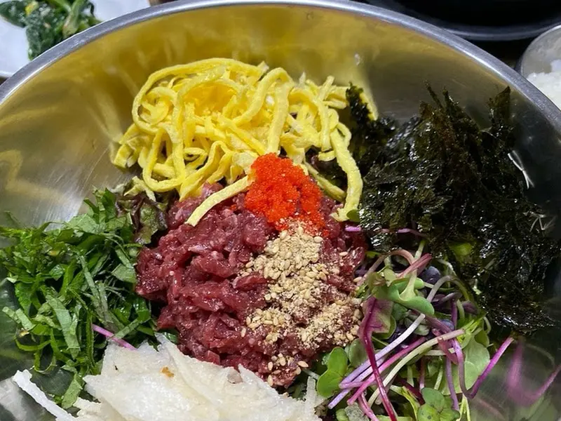 신선한 육회, 계란 지단, 김가루, 날치알의 조화