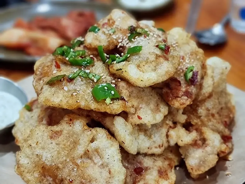 이화담 고기튀김: 바삭한 튀김옷과 촉촉한 돼지고기의 조화