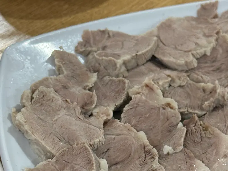 윤기가 좔좔 흐르는 돈맛꿀 수육
