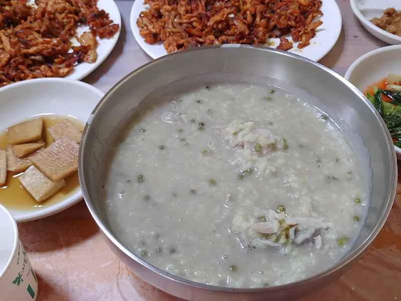 닭죽과 닭불고기가 푸짐하게 담긴 모습