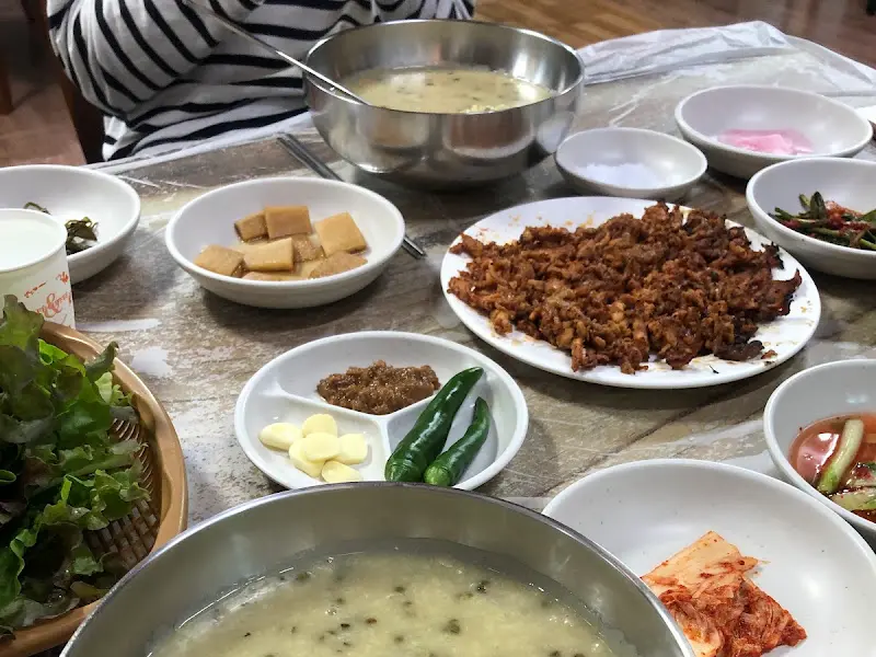 닭불고기와 밑반찬이 놓인 테이블 전경