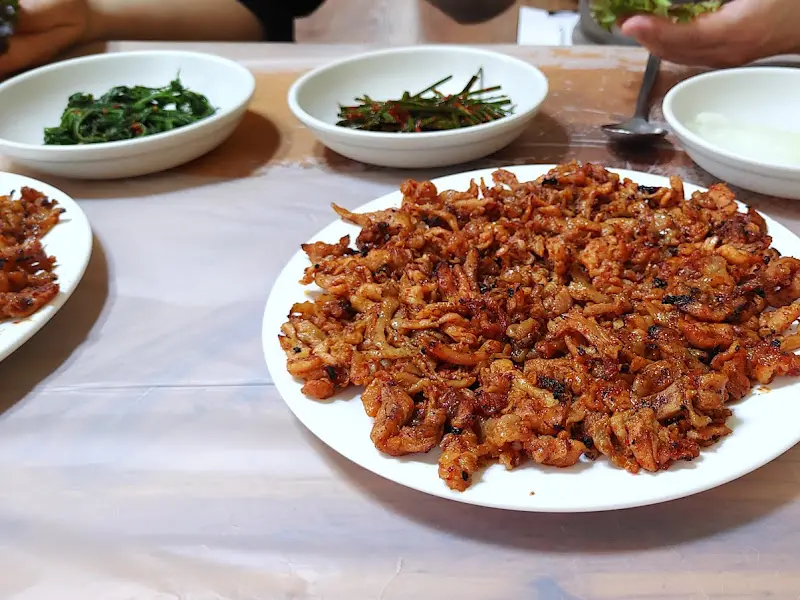 닭불고기가 가득 담긴 접시