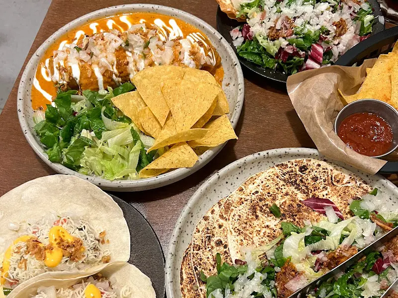 테이블 가득 차려진 맛있는 음식들