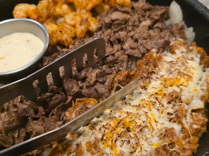 고기와 소스가 어우러진 요리