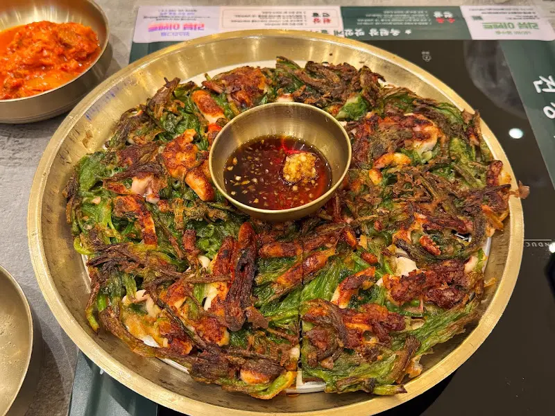 푸짐하게 차려진 오징어 미나리전