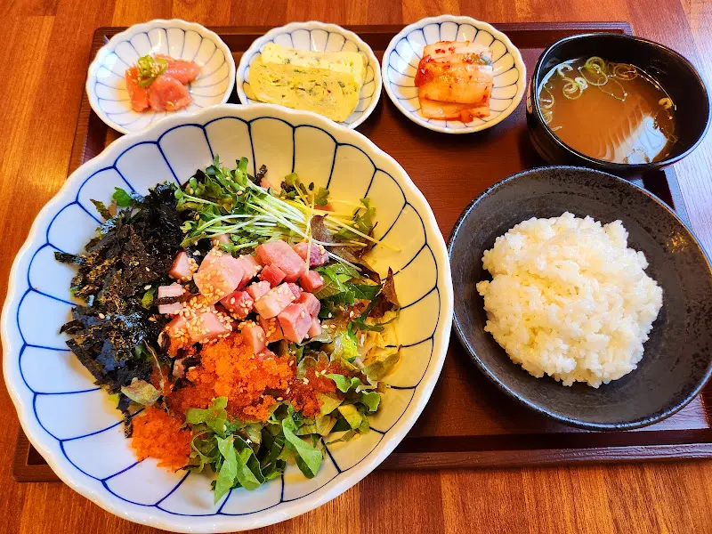 참치회와 곁들임 메뉴 한 상 차림