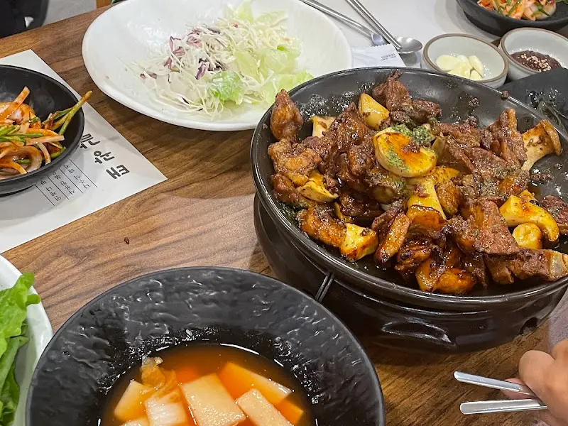 볶음 돼지갈비와 밑반찬