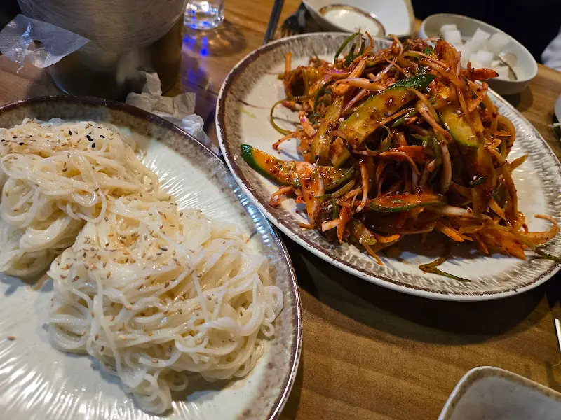 골뱅이 소면과 얇게 썰린 면이 담겨있다.