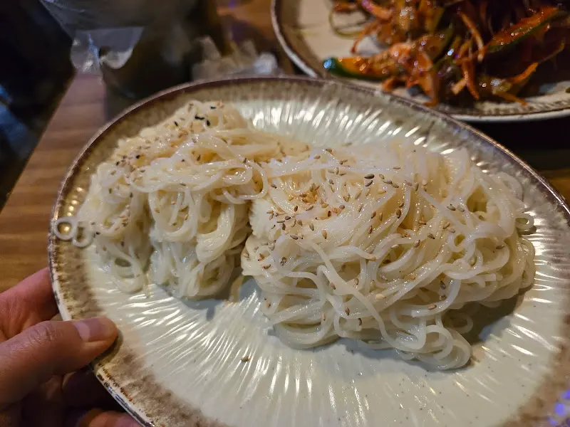 가까이서 찍은 골뱅이 소면의 모습