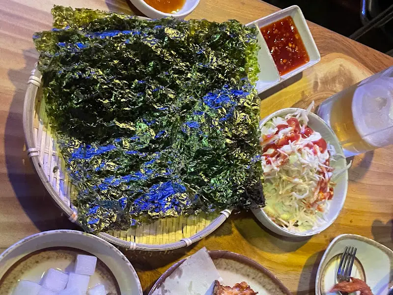 김과 양배추 샐러드, 소스가 담겨있다.