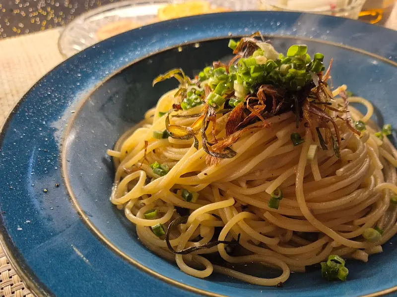 파스타 위에 파슬리와 엔초비가 올려진 모습