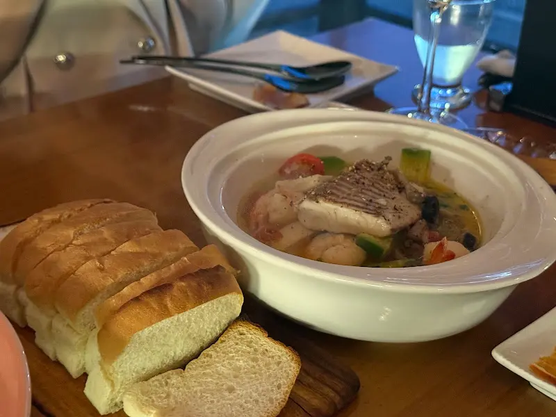 빵과 도미찜이 함께 놓인 모습